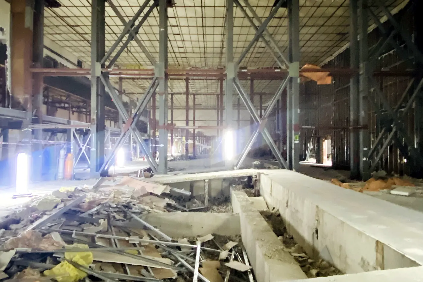 Nave interior despejada tras la demolición, con la estructura metálica descubierta