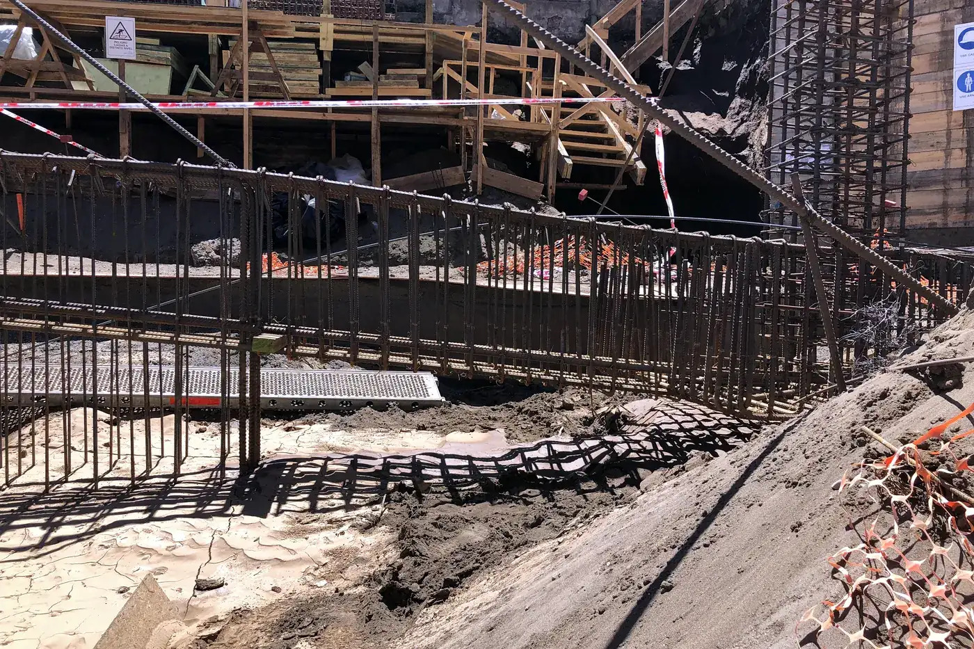 Muro de sostenimiento con la enfierradura de los machones corriendo a lo largo de la excavación