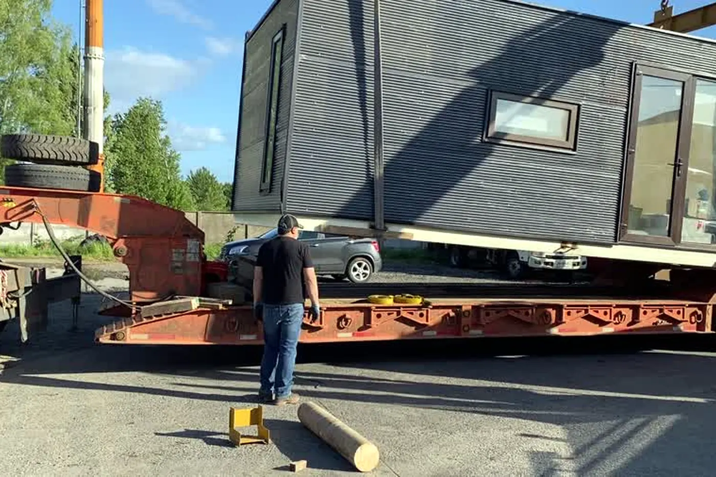 La Tiny House asegurada sobre la rampa del camión, lista para salir a carretera